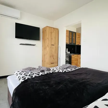 Henry Apartment *